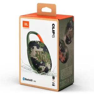Enceinte Bluetooth JBL Clip 5 vert armée avec mousqueton intégré et protection étanche IP67.
